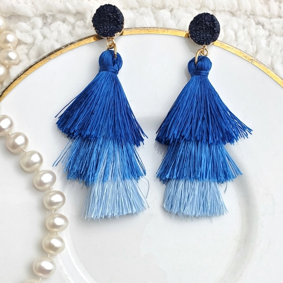 💫5/$25 Stunning Blue Tassel Earrings - Picture 1 of 3